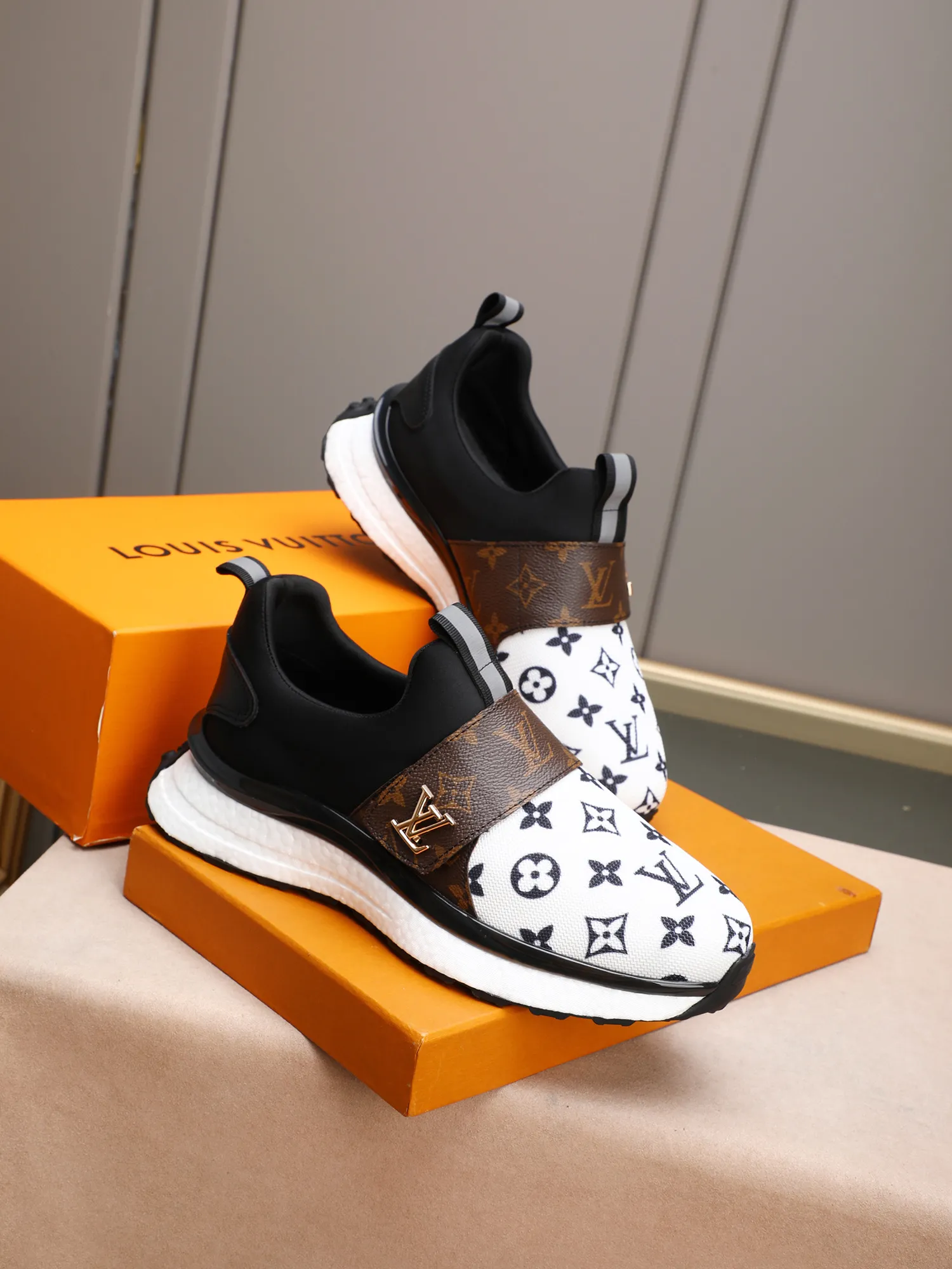 🪐🪐🪐Men's Shoes💰460💰[LV] A top fashion brand, a men's shoe that can handle various styles. The upper is made of a variety of materials, and the lining is imported mesh, which is sweat-absorbent and comfortable. The popcorn outsole design is the top priority - light and comfortable. Extremely testing process requirements: two colors available: 38-44 (customized at 45)
